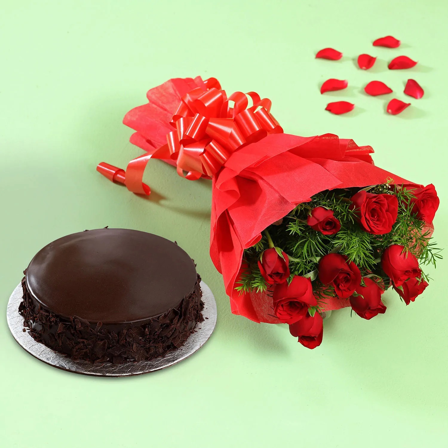  Red Roses & Creamy Chocolate Cake